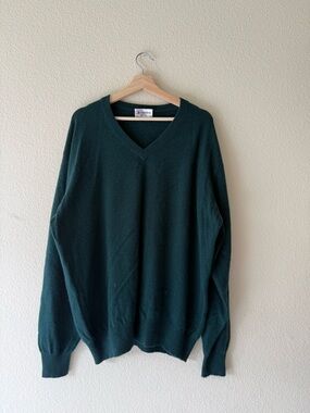 JR 100% cashmere Classic V-Neck Sweater in Dark Green